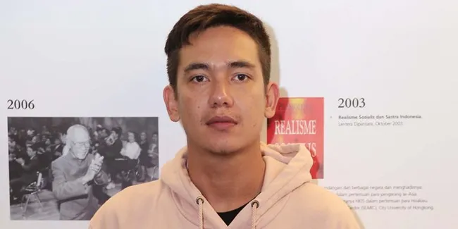 Jadi Wartawan di Film 'PEMBURU DI MANCHESTER BIRU', Adipati Dolken: Susah dan Melelahkan Ya