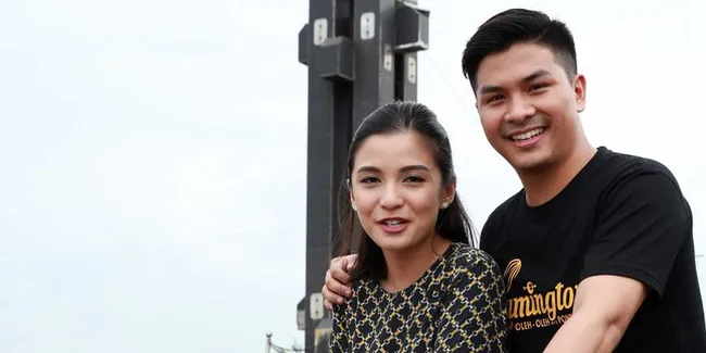 Jalan di Pantai Kala Senja, Glenn Beri Ciuman Manis Buat Chelsea