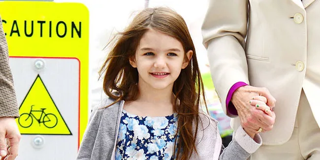 Jalan-Jalan, Suri Cruise Malah Pasang Wajah Cemberut