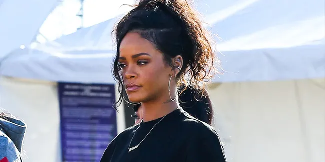 Jalani Pemotretan di Laut, Rihanna Malah Tergigit Hiu!