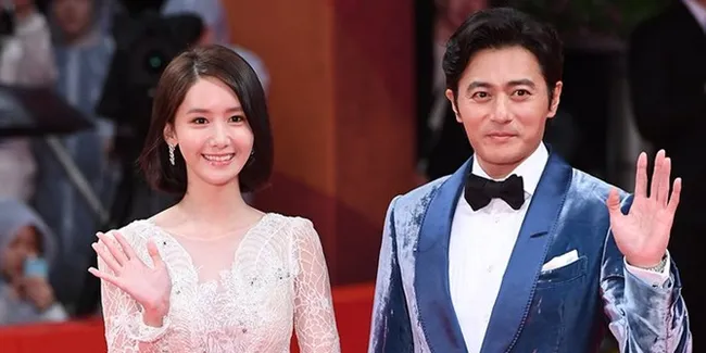 Jang Dong Gun dan Yoona SNSD Makan Ramen di Warung Tenda