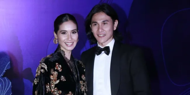 Jarang Umbar Kemesraan, Terungkap Pertemuan Vino G Bastian dan Marsha Timothy Berawal Dari Sebuah 'Tragedi'