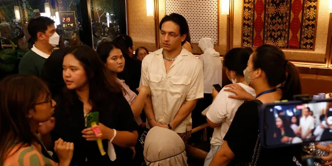 Jefri Nichol dan Caitlin Halderman Dikerubuti Fans di Acara Ngobrol 'SURAT CINTA UNTUK STARLA THE SERIES'