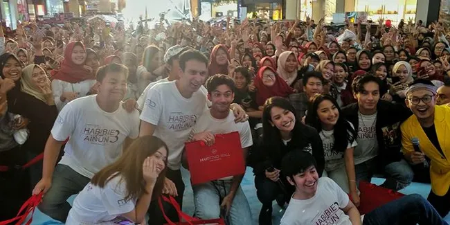 Jefri Nichol dan Reza Rahadian Ikut Meet and Greet 'HABIBIE & AINUN 3', Fans Membludak