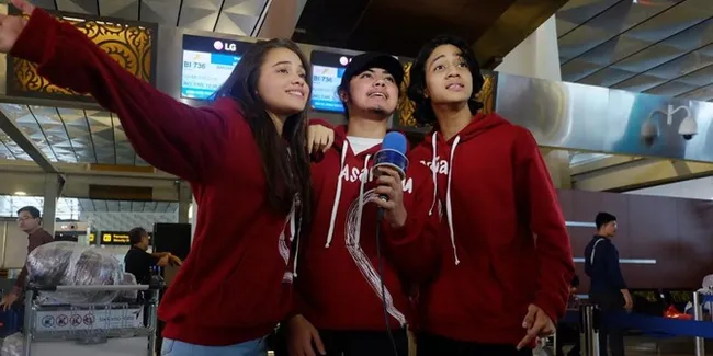 Jelang Premiere di Singapura, Film 'ASAL KAU BAHAGIA' Sewa Sebuah Pesawat