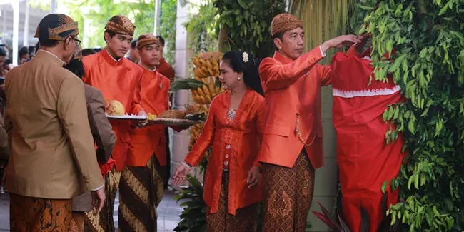 Jelang Siraman Kahiyang, Jokowi Panjat Tangga Pasang Sendiri Bleketepe