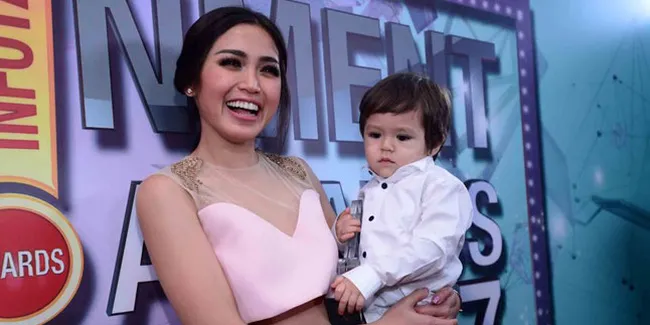 Jessica Iskandar Ajak Baby El Nyoblos ke TPS Dekat Rumah