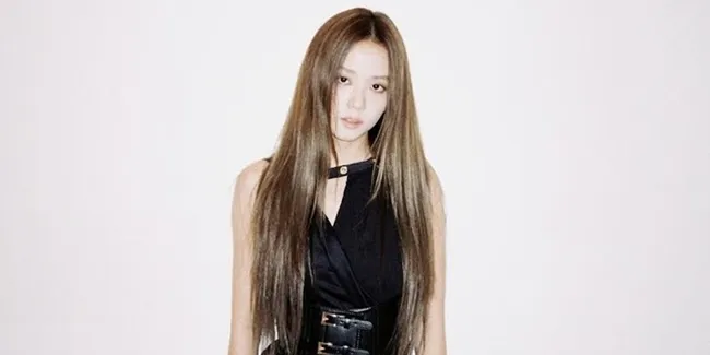 Jisoo BLACKPINK Cantik Pakai Gaun Mini Hitam, Harganya Bikin Kantong Menjerit