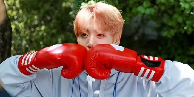 Jungkook BTS Pamer Hobi & Potensi Jadi Atlet Tinju di Belakang Panggung