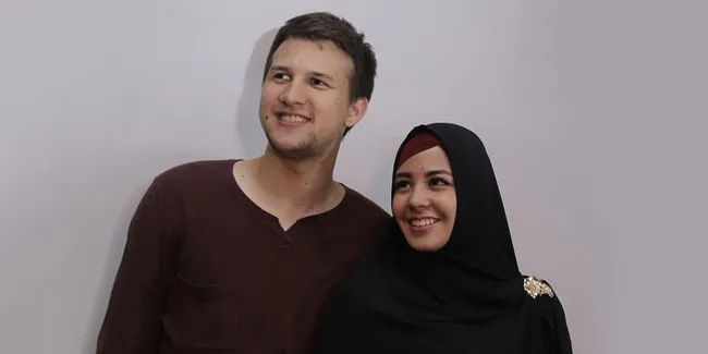 Kakak Stuart Collin Beri Bukti Pembelian Cincin Untuk Risty Tagor