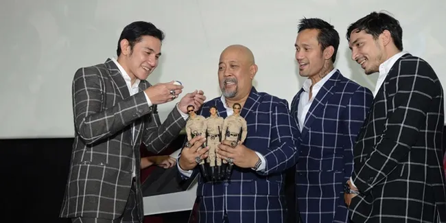 Kejutan! Indro Diberi Hadiah Action Figure Warkop Berkostum CHIPS