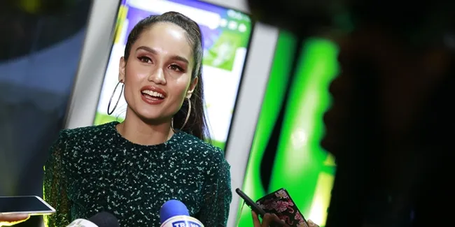 Kekasih Cinta Laura Sebar Foto Mesra, Asyik Berdua di Kamar