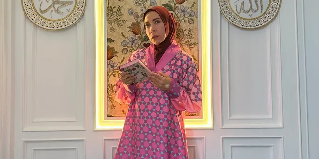 Kenang Adik yang Meninggal Mendadak, Melly Goeslaw Ungkap Berbeda Ibu - Tumbuh Besar dalam Toleransi Beda Agama