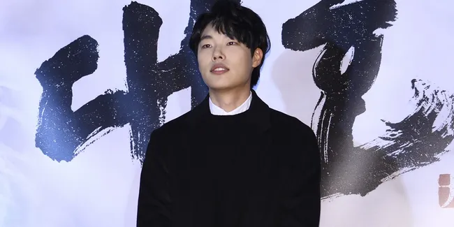 Ketenaran 'Kim Jung Hwan' Bikin Tiket Fanmeet Ryu Jun Yeol Ludes