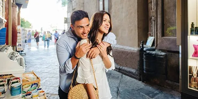 Ketika Raisa Bersandar Manja di Pelukan Hamish Daud, Awas Baper!