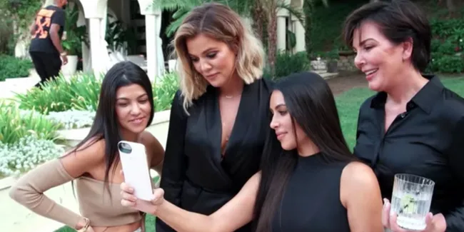 Kim Kardashian Unggah Foto Pribadi Saat Ulang Tahun Khloe Kardashian