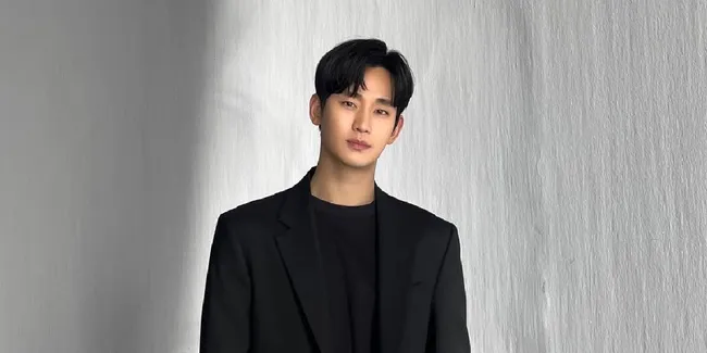 Kim Soo Hyun Dikabarkan Mulai Jalani Syuting Iklan untuk Brand Fashion Asal Filipina Usai Vakum Setahun