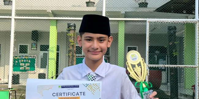 King Faaz Anak Fairuz A Rafiq Juara 1 Lomba Tahfidz di Sekolah