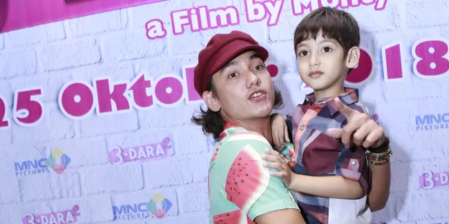 Kisah Adipati Dolken Didampingi Orang Tunawicara Saat Syuting 'NAMAMU KATA PERTAMAKU'