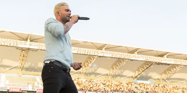 Bikin Ngakak, Adam Levine Nyanyi Dengan Gaya Orang Lain