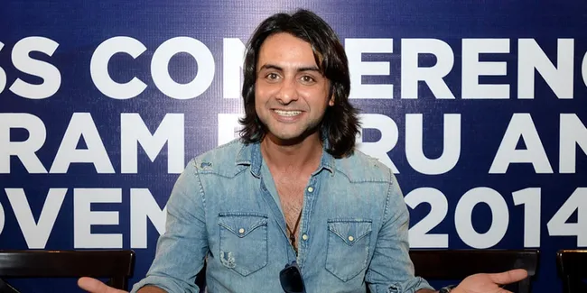 Kocak! Rohit Bhardwaj Pakai Blankon Ala Orang Jawa