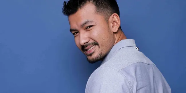 Kompak Pakai Kaos Stripe, Baby Sal Nyaman Dipelukan Rio Dewanto