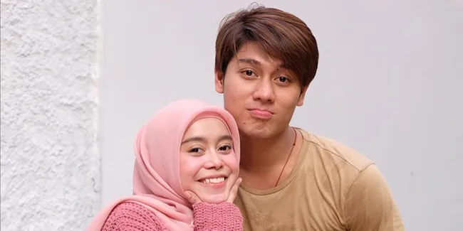 Konser Ulang Tahun Lesti 'Kulepas Dengan Ikhlas', Rizky Billar Romantis Bawa Bunga
