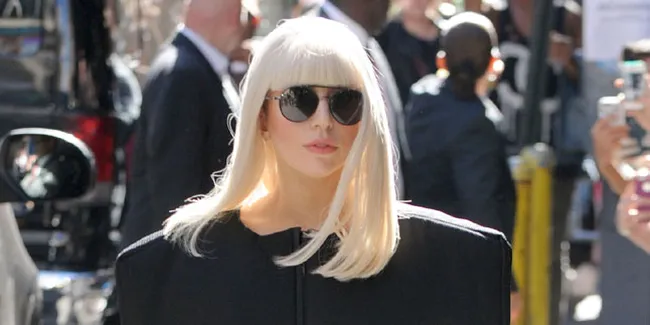 Lady Gaga Tampil Ugal-Ugalan di Klip 'MACHETE KILLS'