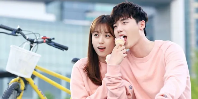 Lee Jong Suk Upload Foto Peluk Manis Han Hyo Joo, Awas Baper