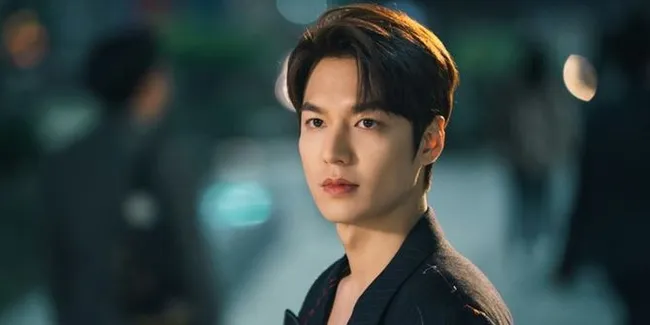 Lee Min Ho Dapat Kado Banyak dan Gagal Tiup Lilin, Netizen Malah Salfok Sama Rumahnya