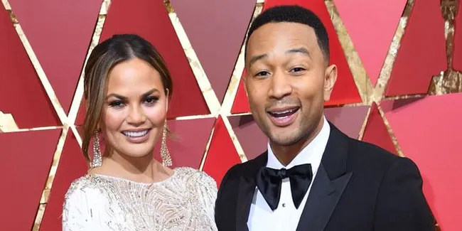 Liburan di Bali, Chrissy Teigen &#38; John Legend Kenakan Baju Adat