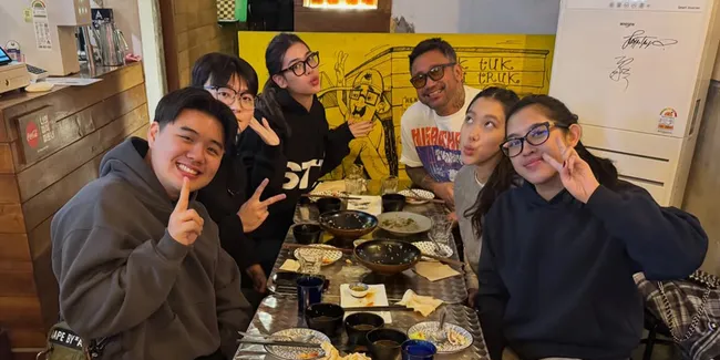 Liburan Kayra Miendra di Korea Selatan, Cicip Kuliner Thailand Bareng Keluarga