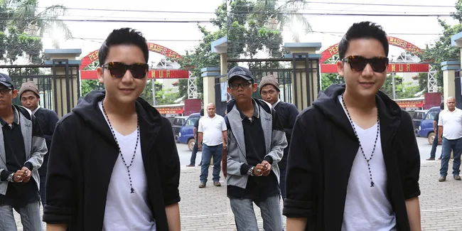 Liburan ke Bangkok, Rangga Moela Peluk 'Britney Spears'