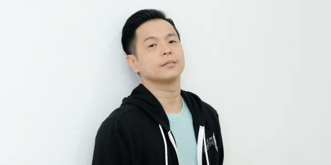 Liburan Natal Tersita, Ernest Prakasa Fokus Promo CEK TOKO SEBELAH 2