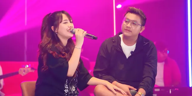 Lirik & Chord 'Tak Tunggu Balimu' Berserta Arti Bahasa Indonesia, Denny Caknan Feat Happy Asmara
