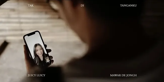 Lirik Lagu ‘Tak Di Tanganku’ - Juicy Luicy & Mawar De Jongh, Tentang Hubungan Jarak Jauh