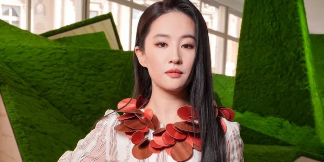 Liu Yifei Tampil Anggun di Show Louis Vuitton Paris Fashion Week 2026, Dijuluki Netizen "Mawar Berjalan"