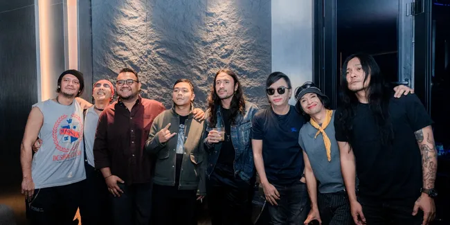 LOH KOK TUM BAND Buktikan Personelnya Multitalenta, Tukar Posisi Saat Manggung