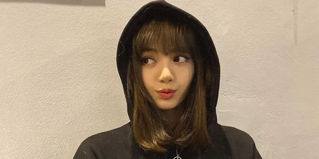 Lucunya Lisa BLACKPINK Pakai Hoodie Bergambar Foto Masa Kecil Tanpa Poni