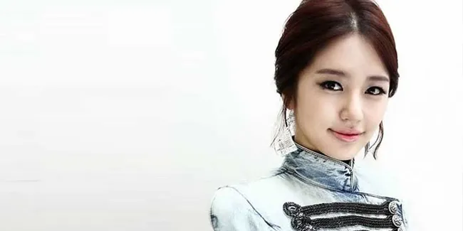 Lupa, Yoon Eun Hye Nyontek Catatan di Tangan Saat Pidato!