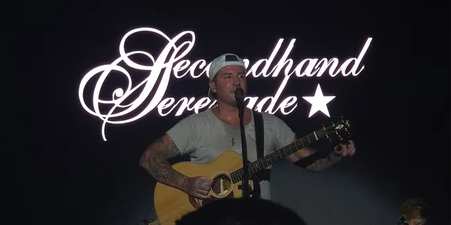 Magis &#8216;Fall For You&#8217;, Secondhand Serenade Buat GOR UNY Bergemuruh Dengan Lantunan Suara Ribuan Penonton