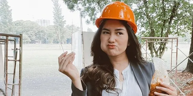 Makan Cilok di Lokasi Syuting 'BUKU HARIAN SEORANG ISTRI' Ochi Rosdiana Tulis Caption Gombalan!