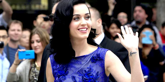 Kunjungi Beijing, Katy Perry Split di Tembok Besar Cina!