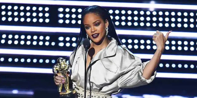 Mantan Dancer Menghilang, Rihanna Panik & Tulis Pesan di IG