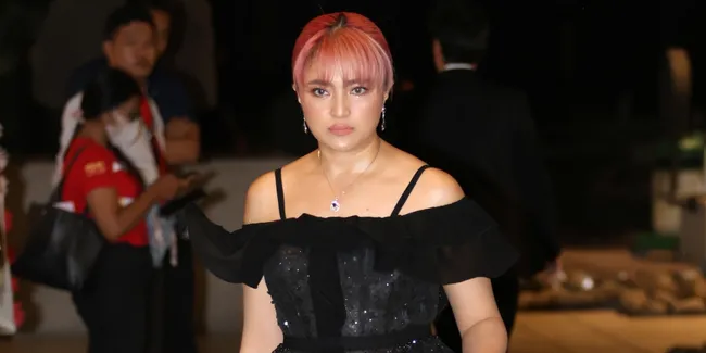 Marshanda Ungkap Makna Pemilihan Warna Rambut Nyentriknya Saat Kondangan