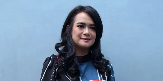 Masalah Kursi Hingga Kacang pun Bisa Bikin Shezy Idris dan Suami Cekcok