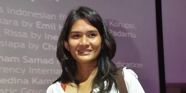 Medina Kamil Kenalkan Bayinya Pada Laut dan Tulis Pesan Panjang