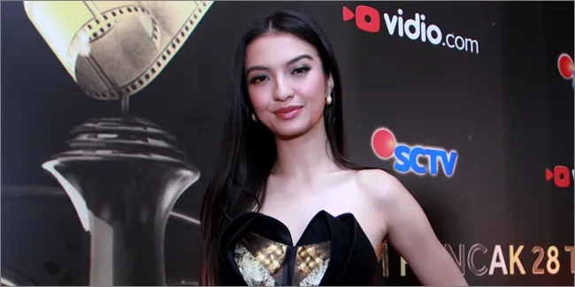 Menangkan FFB 2015, Raline Shah Tampil Misterus Bergaun Hitam