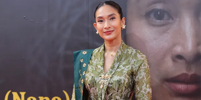 Mengaku Kesulitan Ketika Harus Berdialog Sunda di Film &#8216;BEFORE, NOW &#38; THEN&#8217;, Happy Salma: Laura Basuki Lebih Bisa