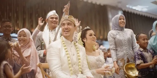 Mengintip Prosesi Adat Sunda Dalam Pernikahan Raisa & Hamish Daud